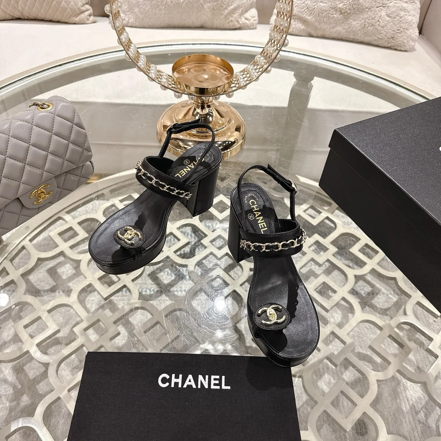 👟👟Ex-factory price 560👟👟Chanel Xiaoxiang 2025ss spring and summer latest high-heeled bucket catwalk fashion chain decoration top quality! Accurate to 1:1, light luxury without tiring the feet, the upper feet can be matched with spring and summer clothes at will, highlighting the texture and taste, simple yet luxurious appearance, even if it is just a pair of sandals, it is definitely a must-have pair in the summer shoe cabinet. Upper: imported lambskin. Lining: imported sheepskin lining. Outsole: Italian leather outsole. Heel height: 10.5cm. Size: 35-40 (40.41.42 custom-made, non-returnable)